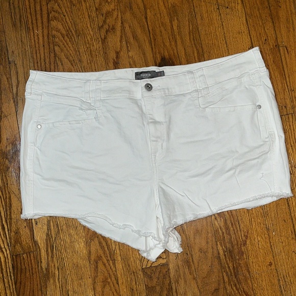 Torrid Feel The Fit White Denim Jean Shorts with Frayed Hem Size 22 - Picture 2 of 5